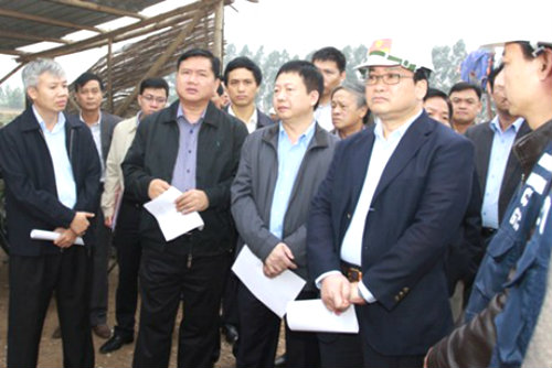 Phó Thủ tướng thị sát một điểm vướng mắc GPMB trên tuyến cao tốc Hà Nội - Hải Phòng